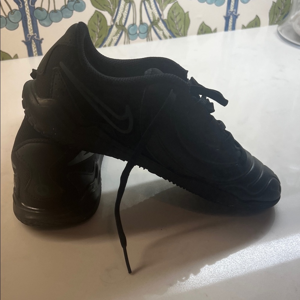 Nike kids indoor soccer cleats/Black Athletic Sneakers